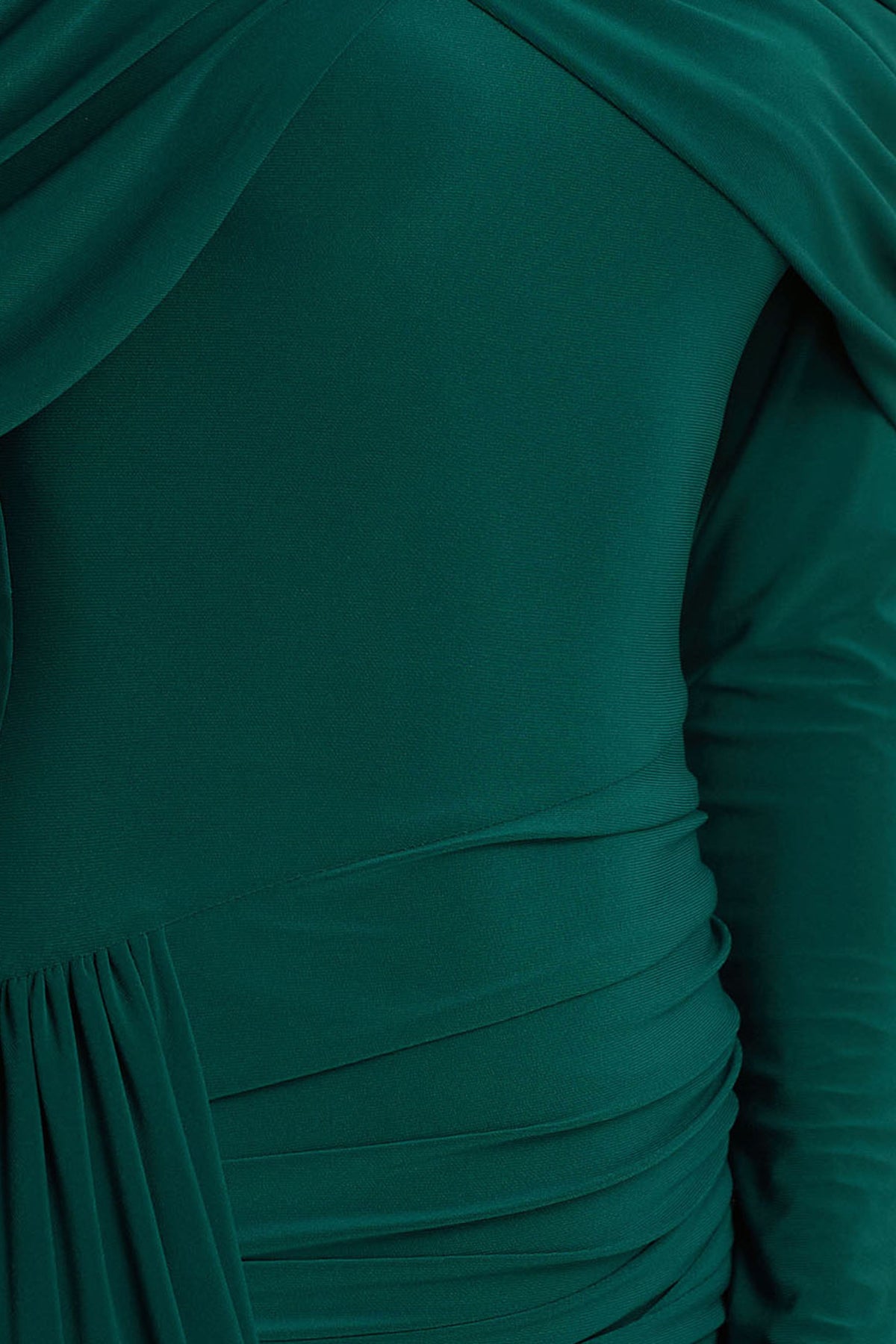 Aneira | Vestido largo de cuello alto verde botella con mangas capeadas