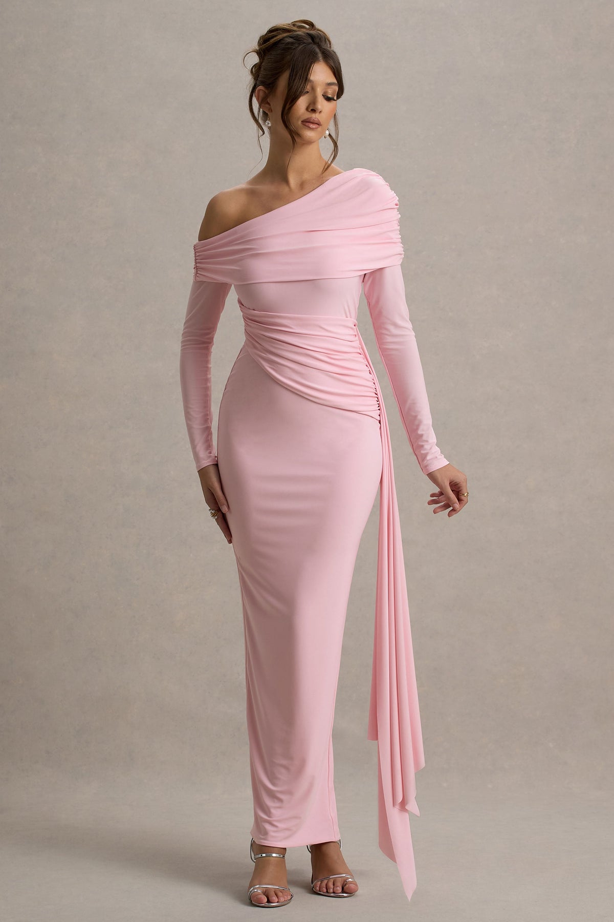 Valina | Vestido largo rosa con mangas largas y drapeado lateral