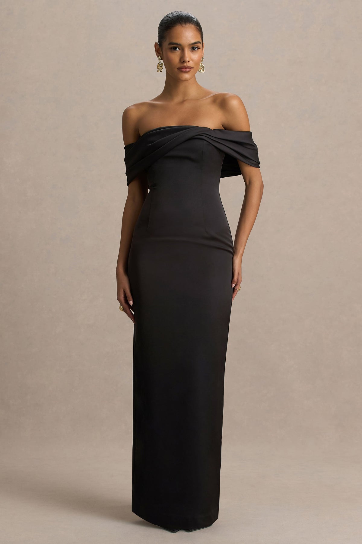 Valeria | Vestido largo de satén negro con escote Bardot retorcido