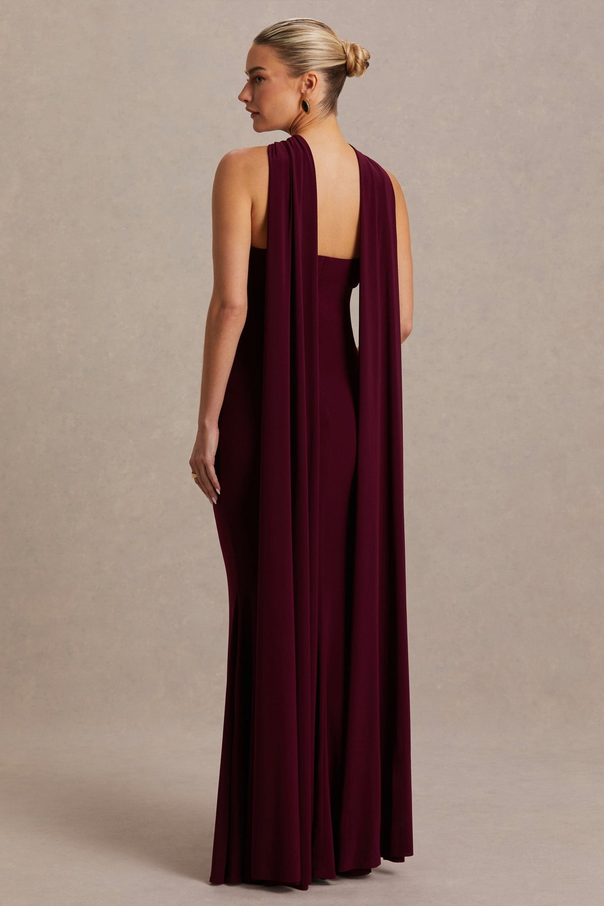 Lyra | Vestido Largo burdeos con cuello halter cruzado y capa