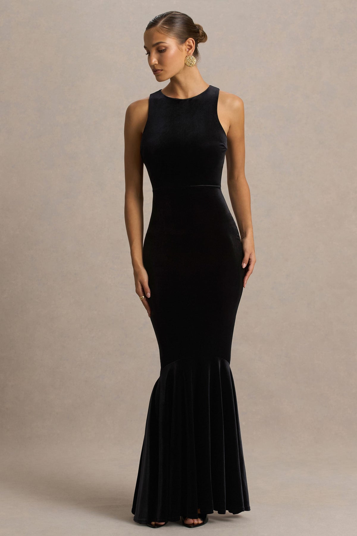 Pippa | Vestido Largo Negro De Terciopelo Con Cuello Redondo Y Cola De Sirena