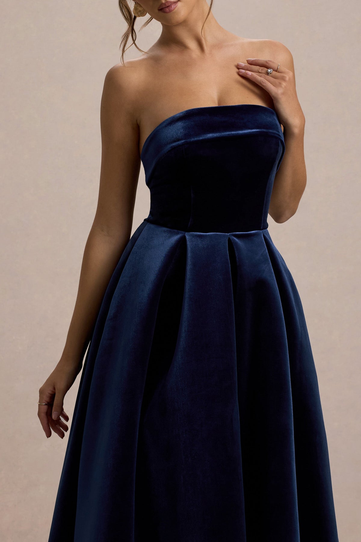 Addina | Vestido largo de terciopelo en azul marino con falda plisada