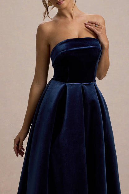 Addina | Vestido largo de terciopelo en azul marino con falda plisada