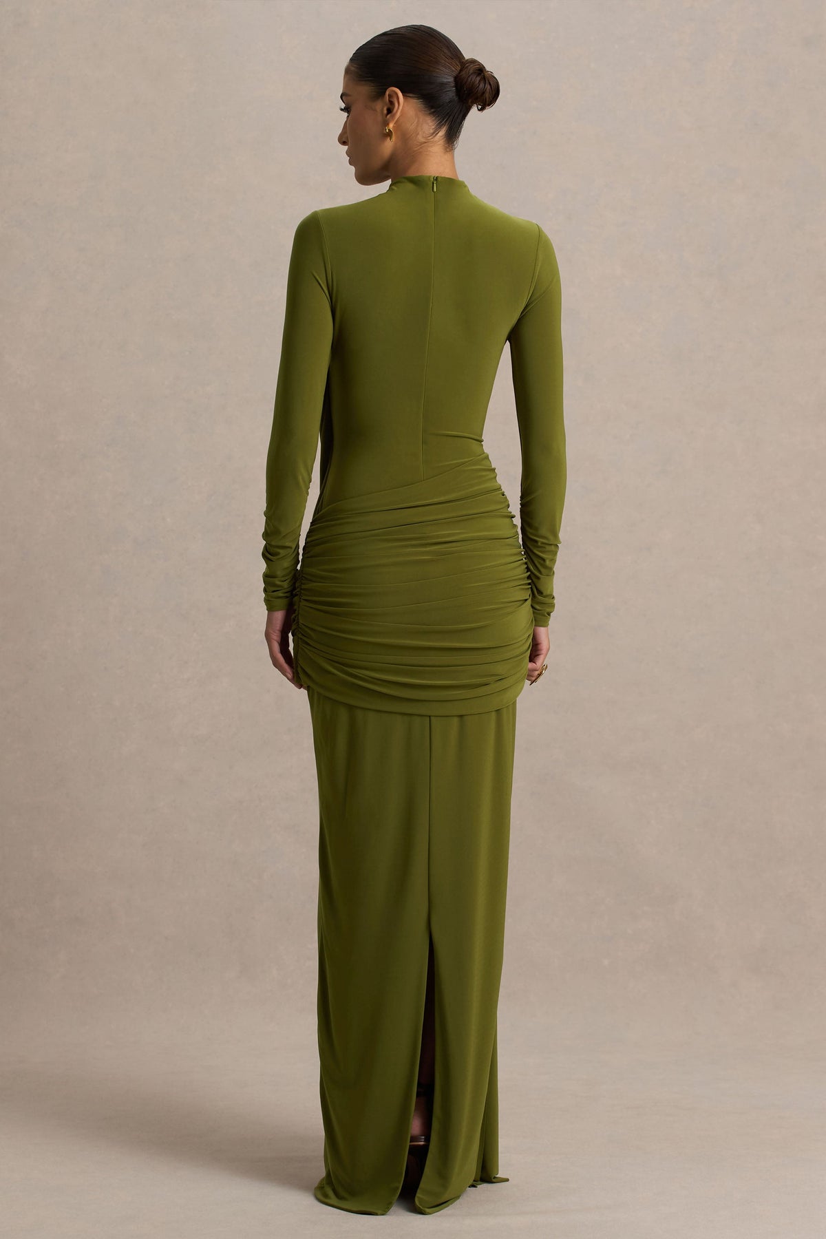 Melissa | Elegante Vestido Largo Oliva de Escote Alto con Detalles Drapeados y Fajín