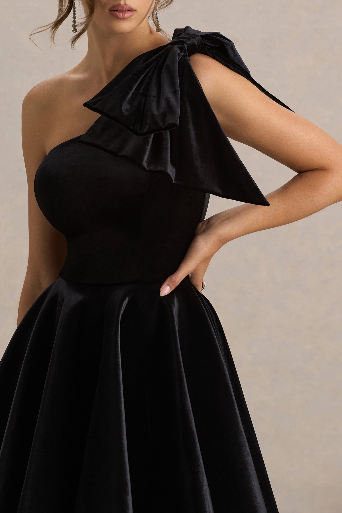 Keeley | Vestido Corto Negro de Terciopelo con Escote Asimétrico y Lazo
