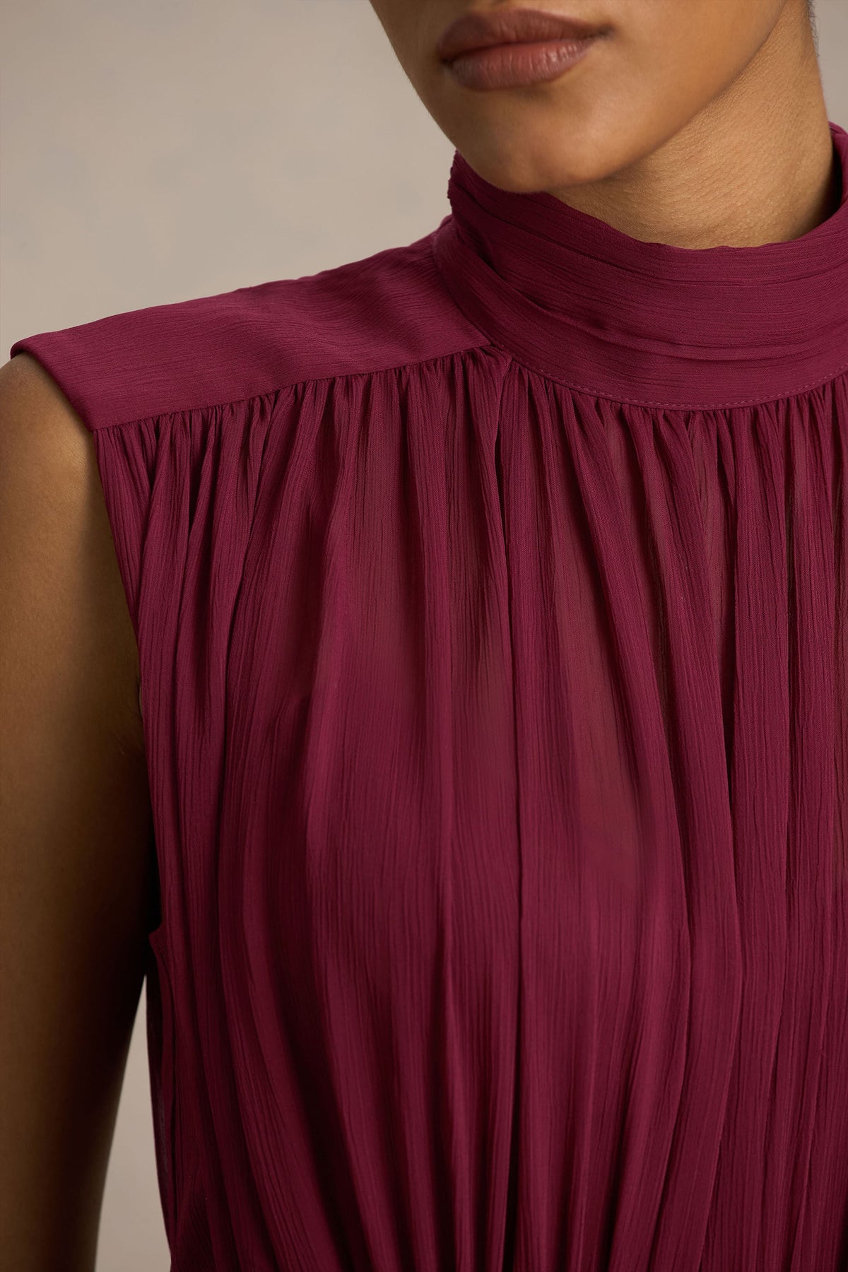 Melanina | Vestido largo de cuello alto y cola de pez en color burdeos con detalles fruncidos.