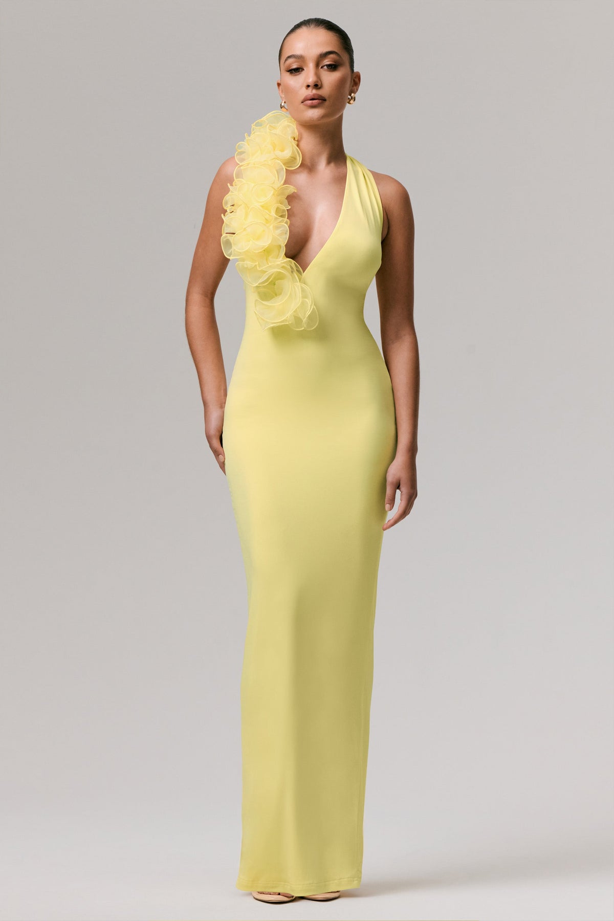 Harriet | Vestido largo amarillo con escote pronunciado y detalle floral lateral