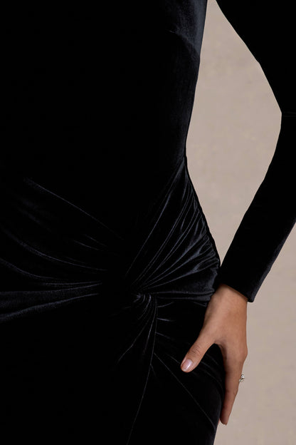 Love Lost | Vestido largo de Terciopelo Negro con Detalle Torcido Adornado