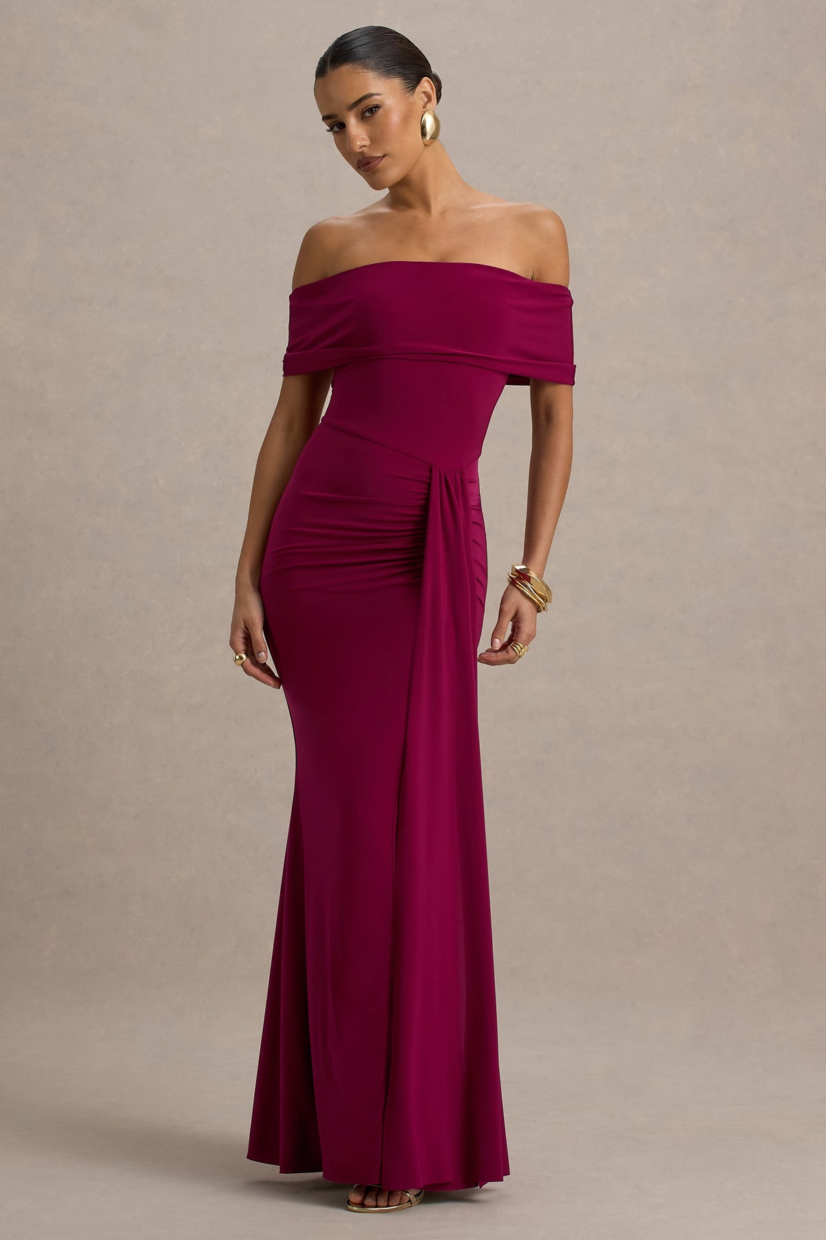 Delma | Vestido largo cereza oscuro con escote Bardot y detalle de frunces