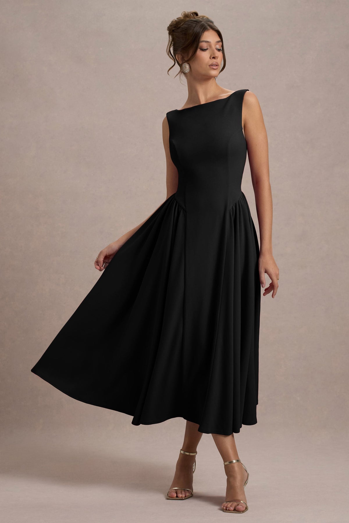 Muriel | Vestido midi negro con escote barco y bajo con volumen