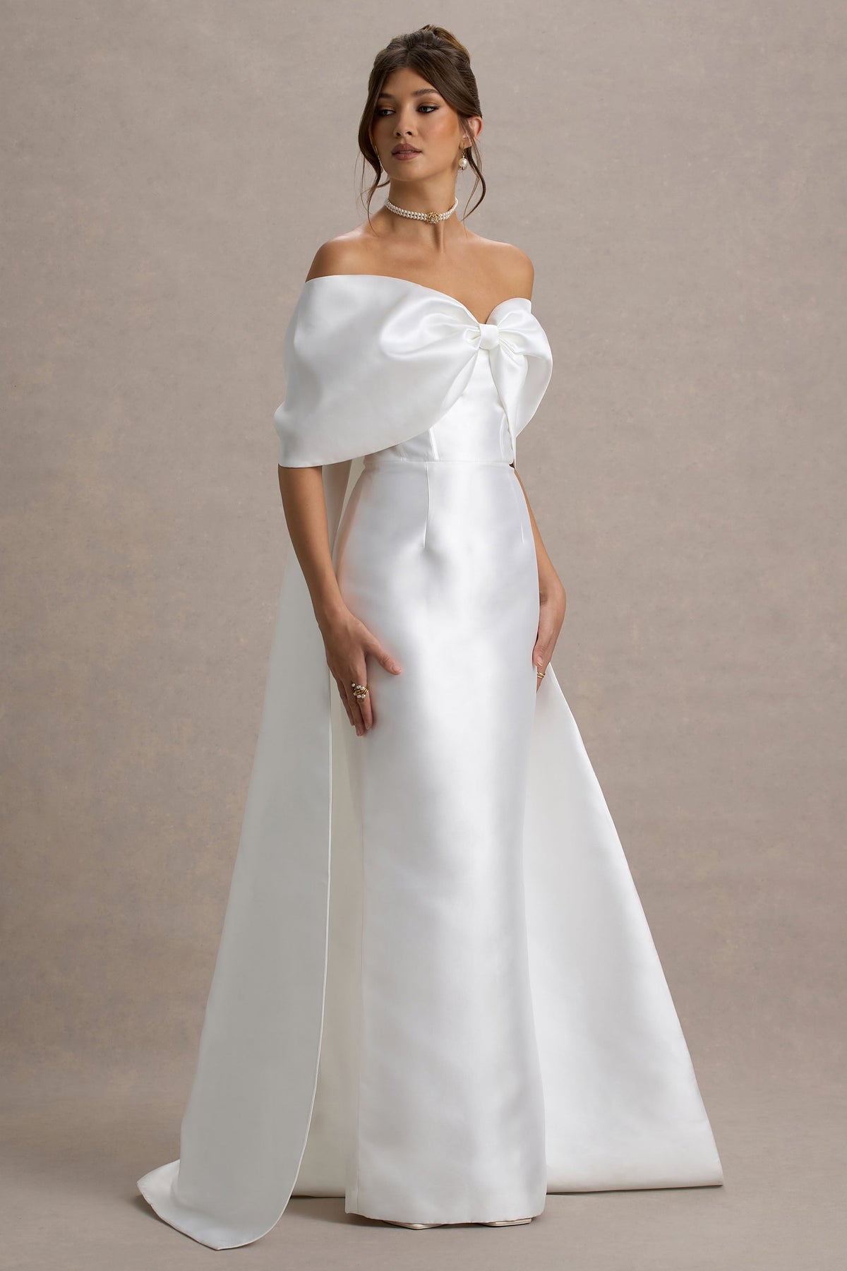 Wanting More | Vestido largo blanco roto con escote bardot y detalle de capa trasera
