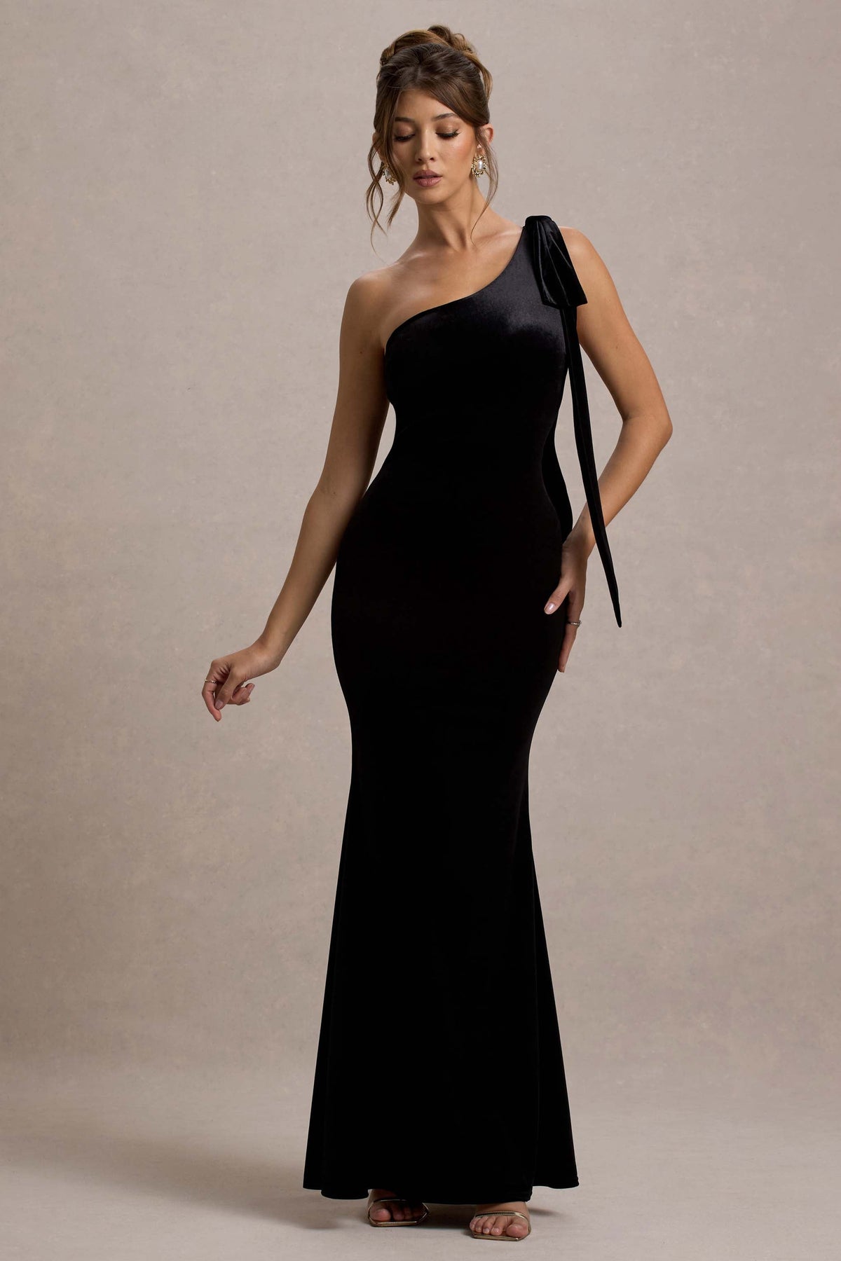 Jillian | Vestido largo Asimétrico de Terciopelo Negro con Tirante de Lazo