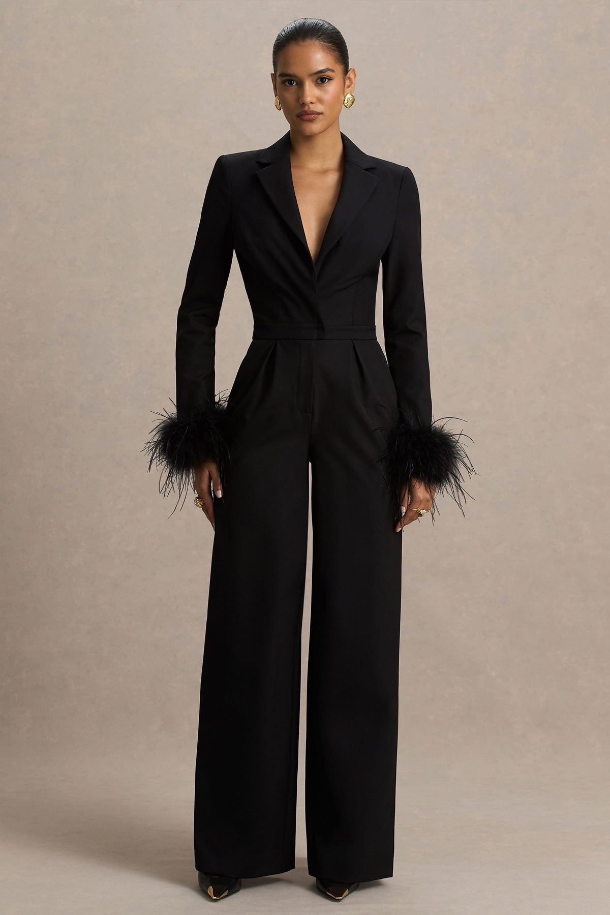 Lissy | Mono negro con escote en forma de V y mangas adornadas con plumas