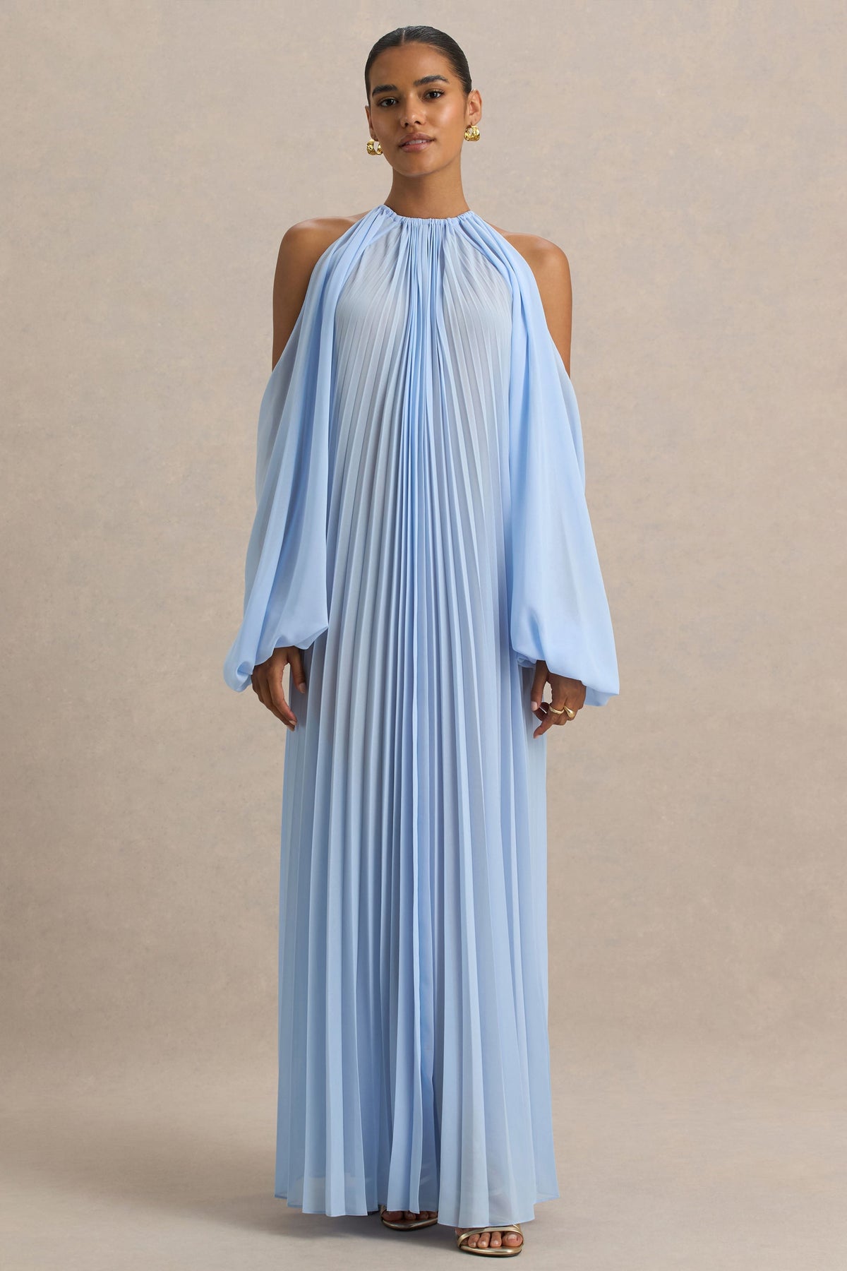 Reyna | Vestido largo azul bebé de gasa plisada con detalle de capa