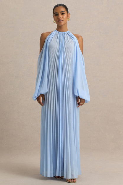 Reyna | Vestido largo azul bebé de gasa plisada con detalle de capa