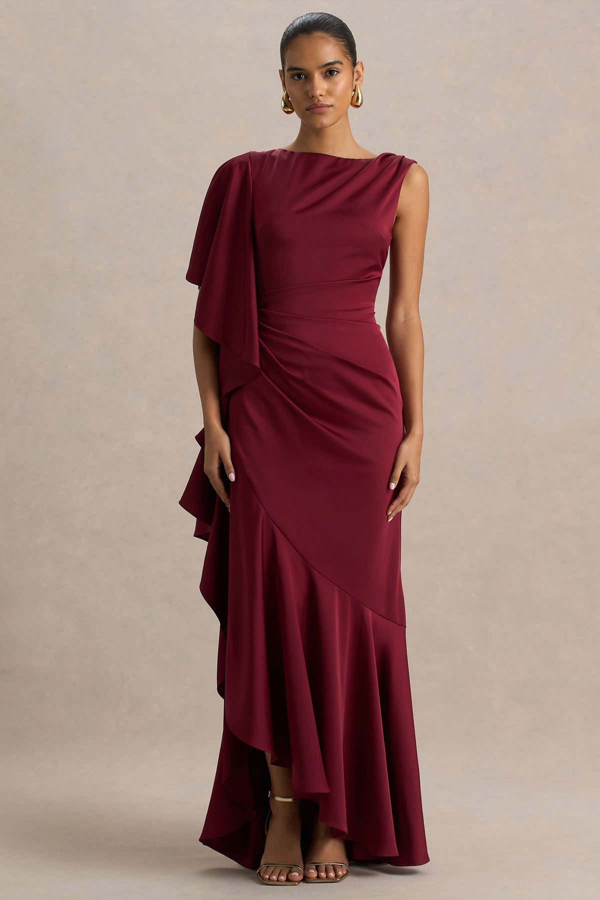 Freya | Vestido Largo De Satén Burdeos Con Cuello Alto y Detalle Fruncido