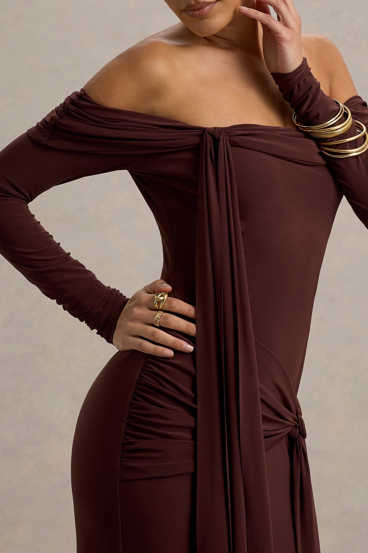 Jovie | Vestido largo marrón de mangas largas con escote bardot y detalle de nudo y lazo