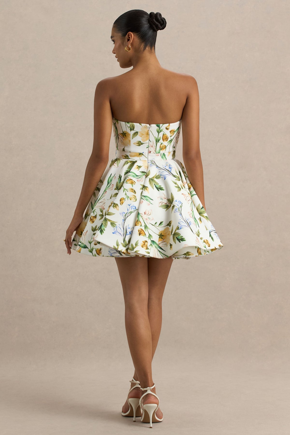 Valerian | Vestido corto Blanco con Estampado floral y Escote Bandeau con Bajo con Volantes