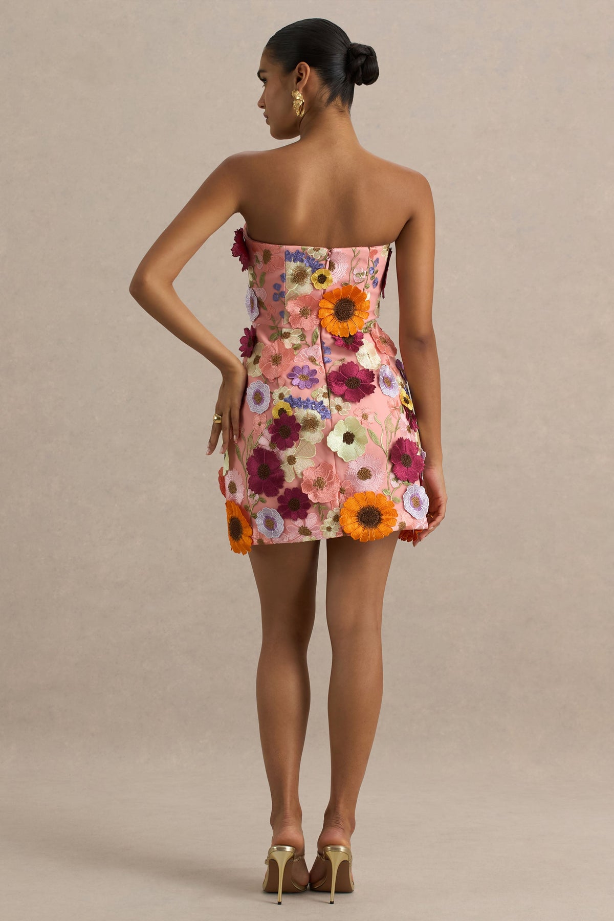 Kristen | Vestido corto Rosa con Bordado Floral y Escote bandeau