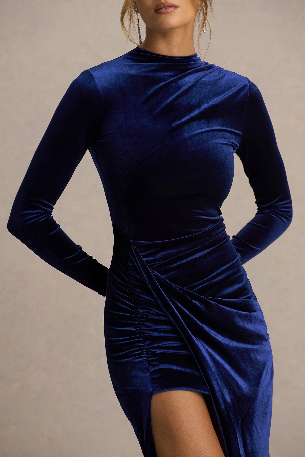 Wishes | Vestido Largo Azul Marino de Terciopelo con Escote Alto y Falda Cruzada