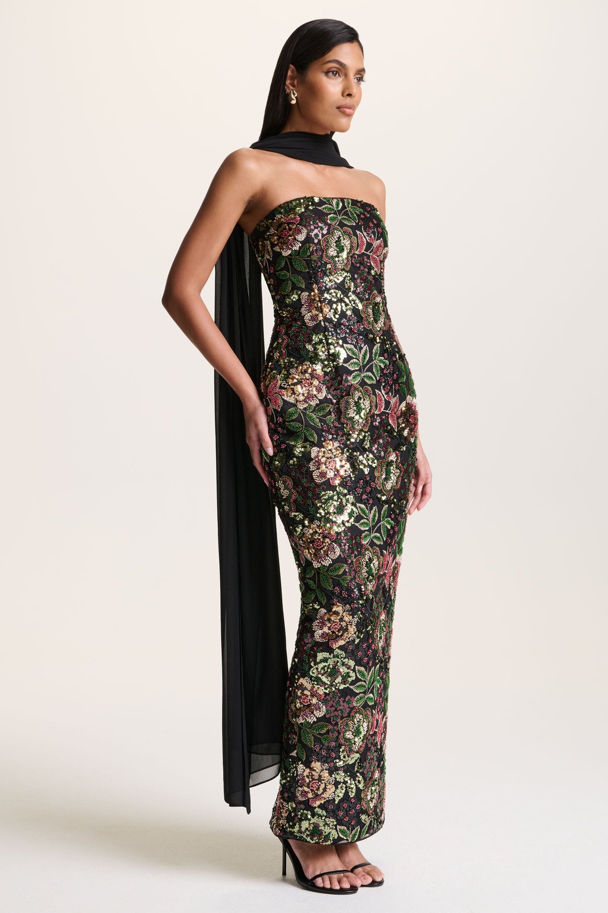 Cora | Vestido Largo Bandeau de Malla y Lentejuelas con Capa en la Espalda