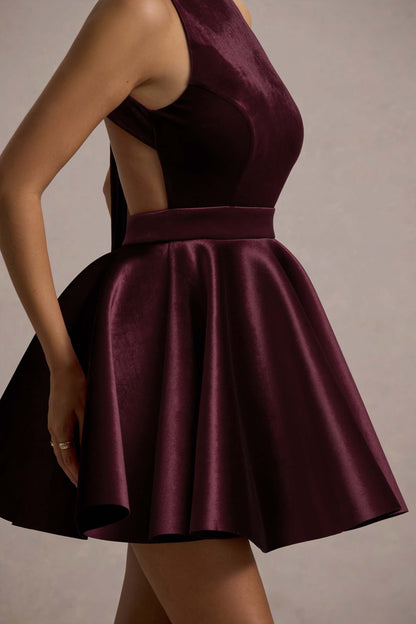 Mackie | Vestido corto de terciopelo con espalda al aire y falda de vuelo en color burdeos