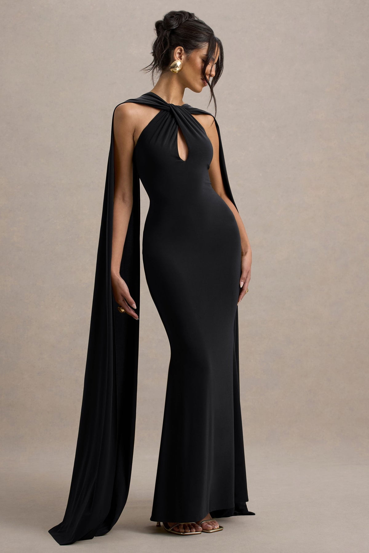 Rhoda | Vestido largo negro con escote halter torcido y capa