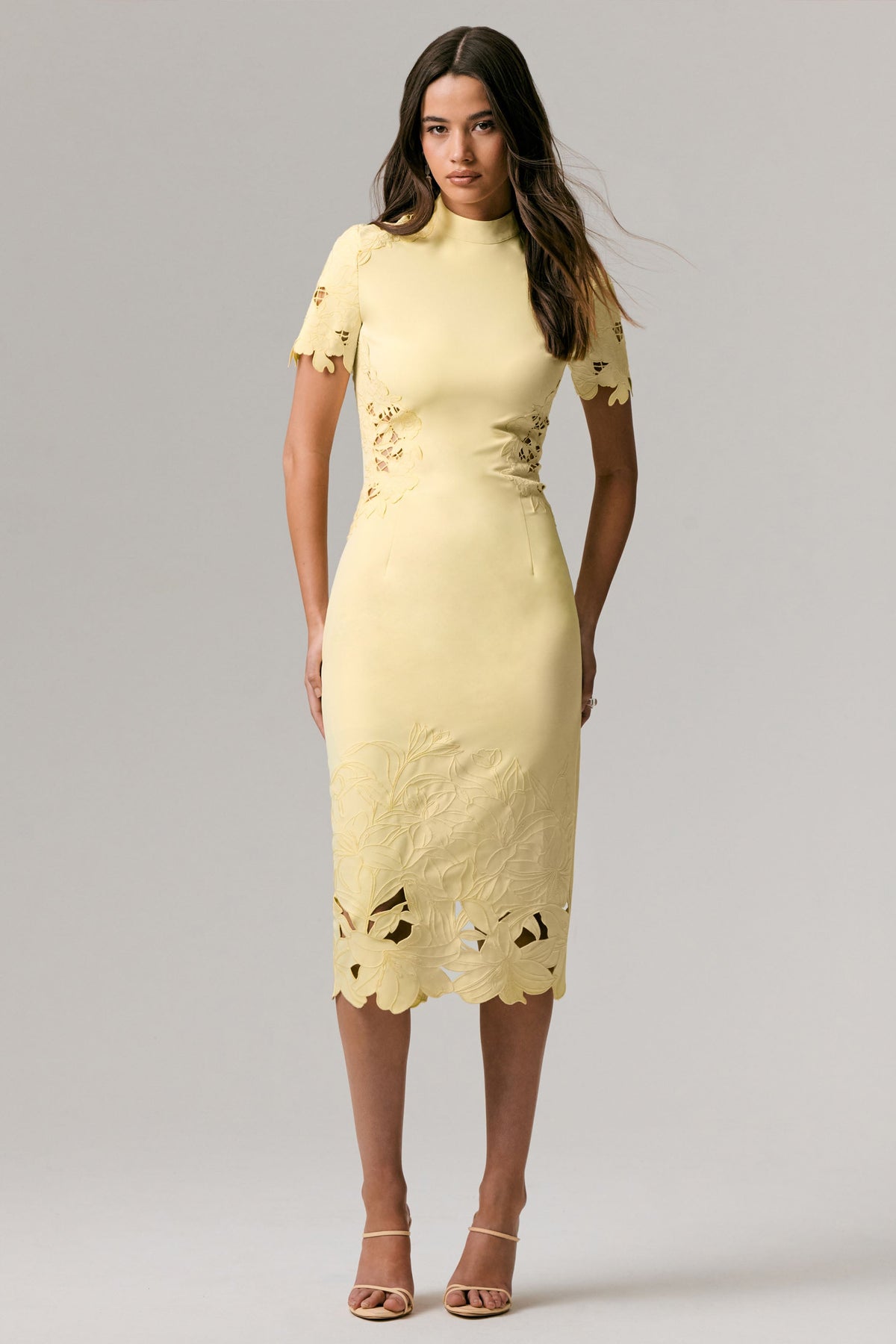 Guest List | Vestido midi limón con cuello alto y detalles calados de crochet