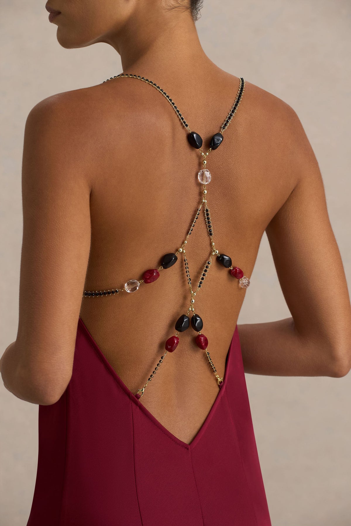 Cher | Vestido largo de satén burdeos con escote cuadrado y espalda abierta con detalles adornados