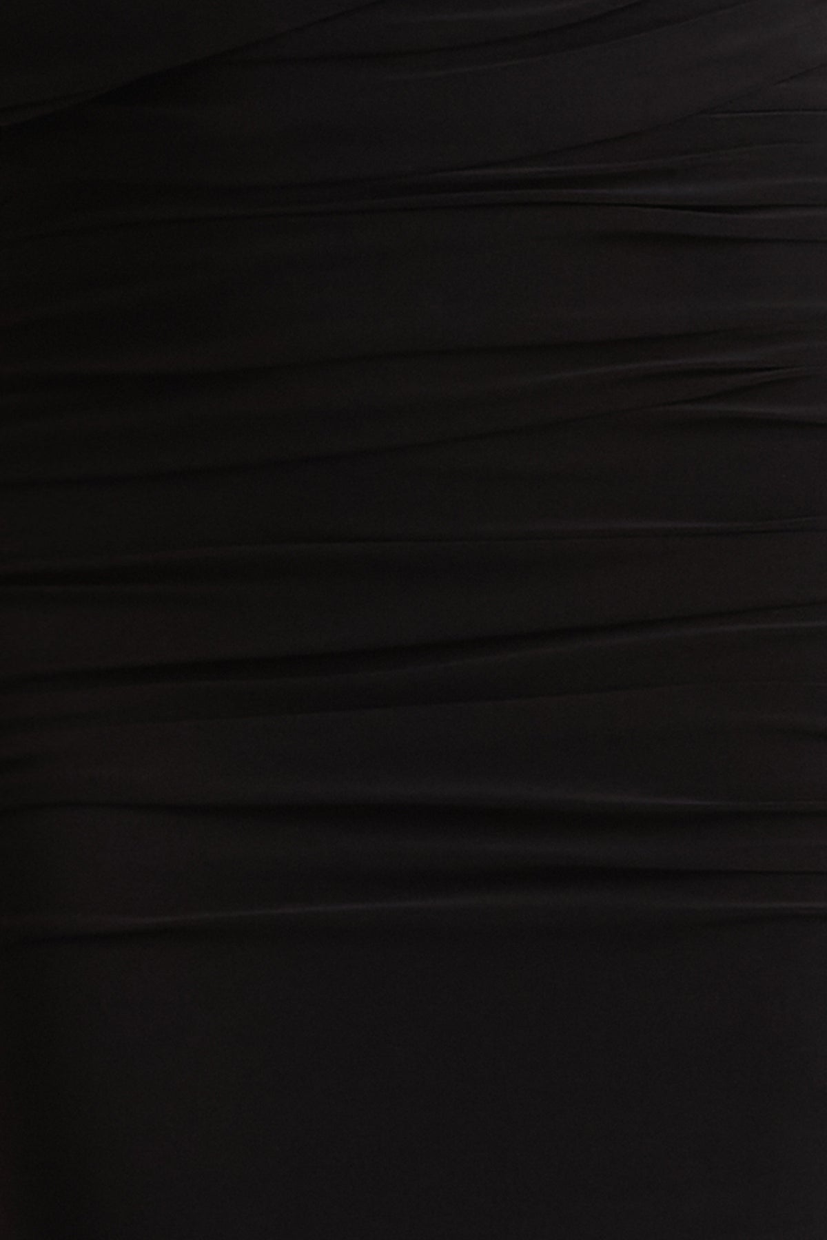 Glitz | Vestido largo en Negro con Escote Alto, Manga Capa y Detalle Fruncido