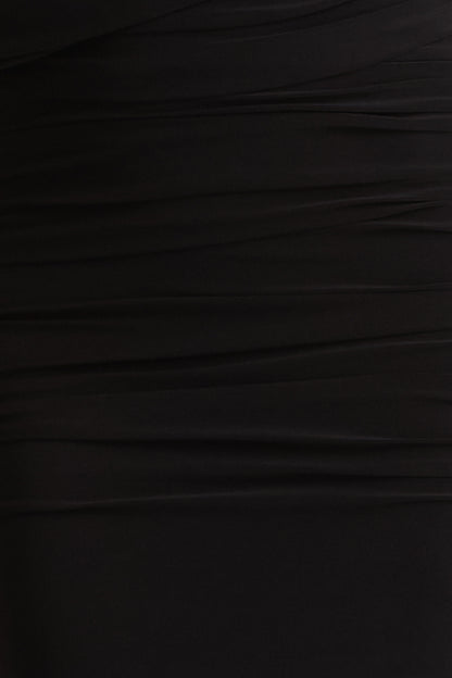 Glitz | Vestido largo en Negro con Escote Alto, Manga Capa y Detalle Fruncido