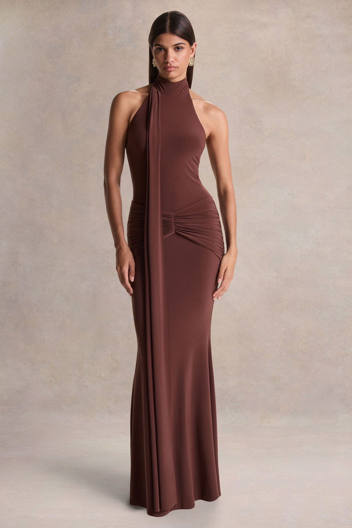 Hyla | Vestido Largo Marrón con Escote Alto y Detalle de Fajín