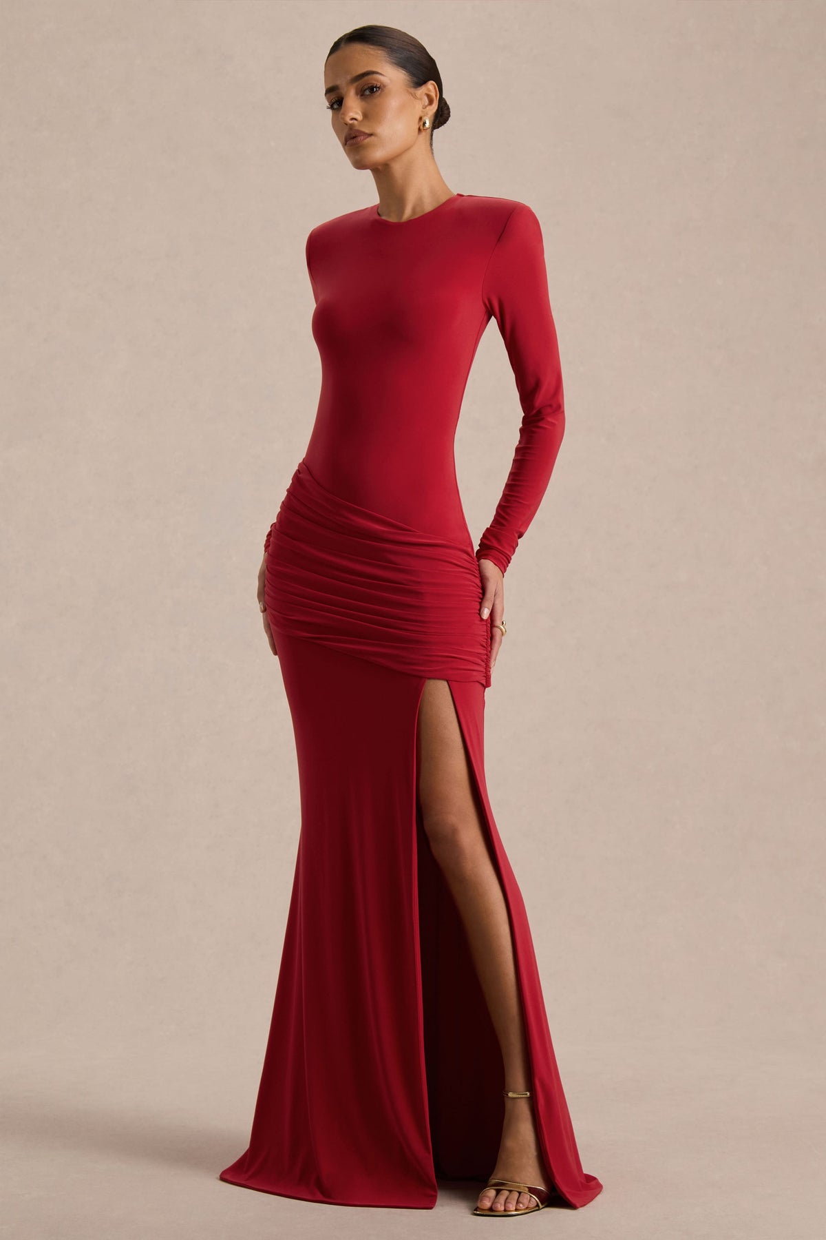 Liora | Vestido Largo Rojo de Cuello Alto con Abertura Delantera Alta