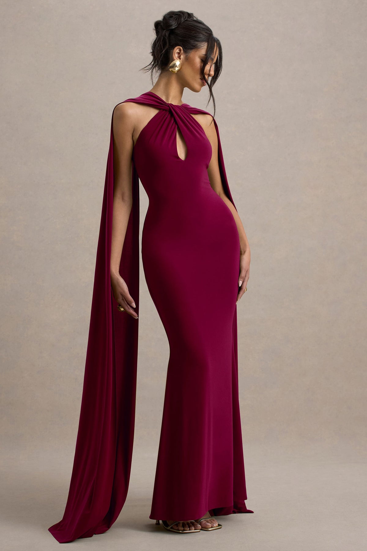 Rhoda | Vestido largo en burdeos con escote halter torcido y capa
