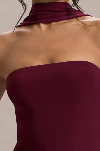 Nobu | Vestido largo con escote bandeau y cuello halter en color burdeos