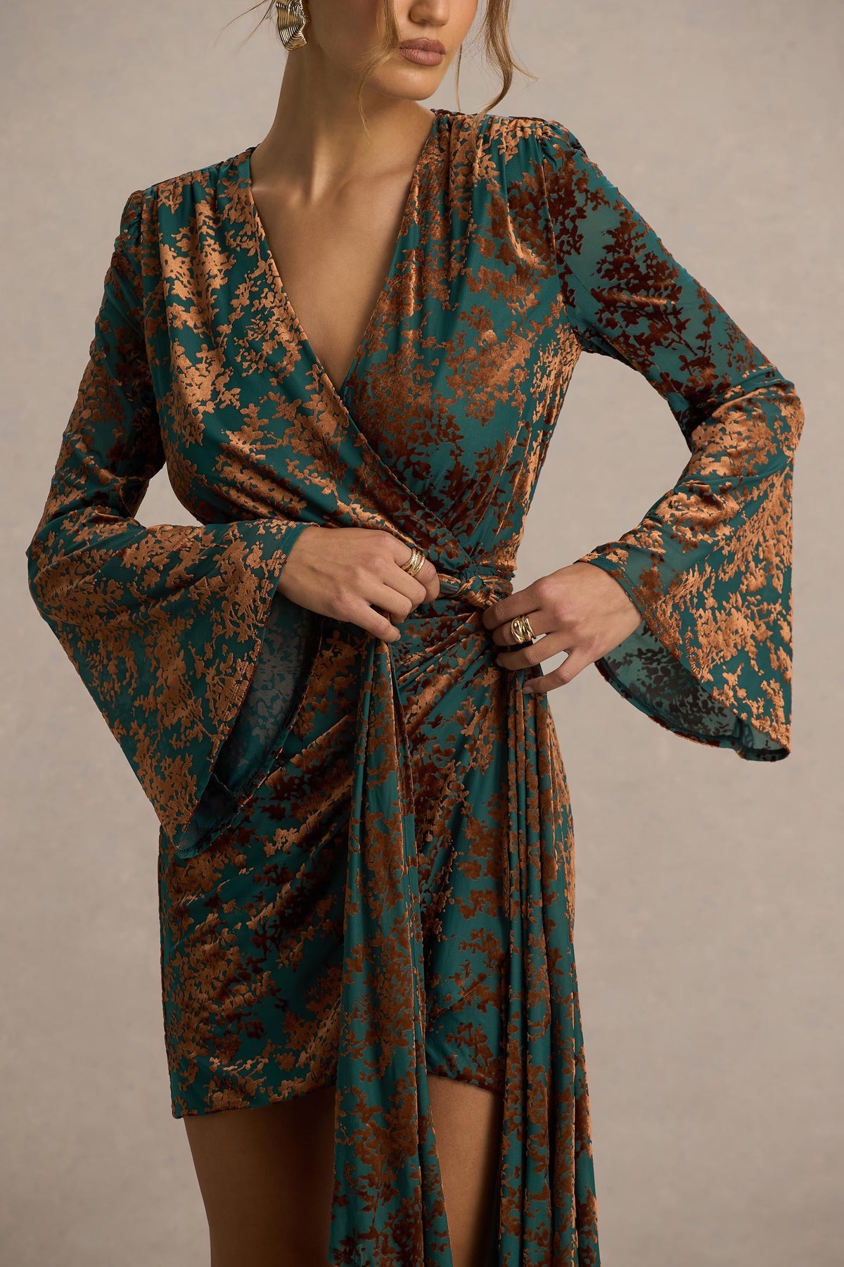 Dimitra | Vestido Corto cruzado de terciopelo devoré en verde oscuro y marrón con escote pronunciado