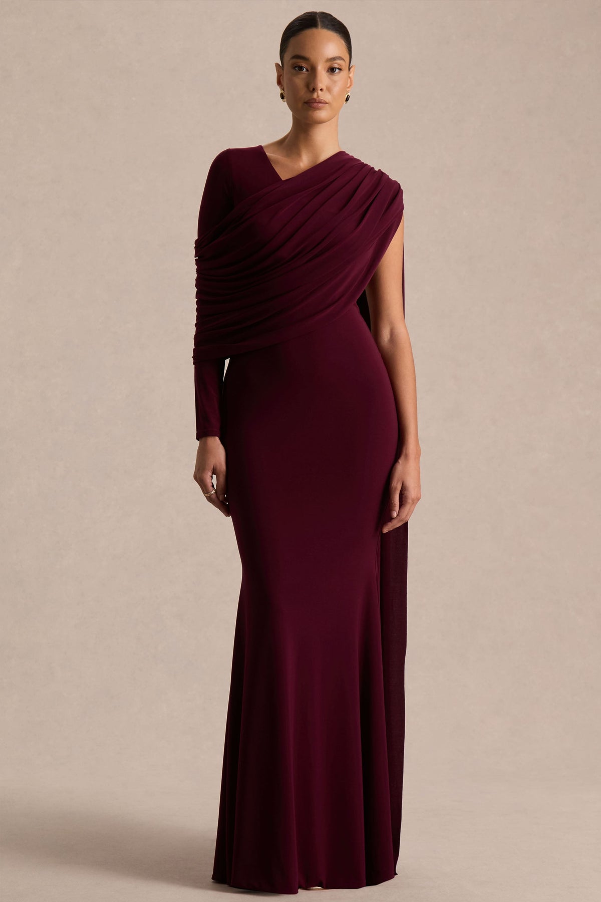 Rubelle | Vestido Largo Burdeos de Escote Asimétrico con Detalle Drapeado
