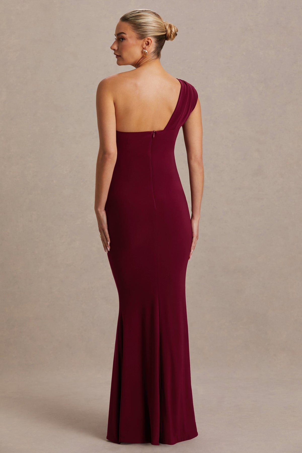 Mila | Vestido Largo Burdeos con Escote Asimétrico