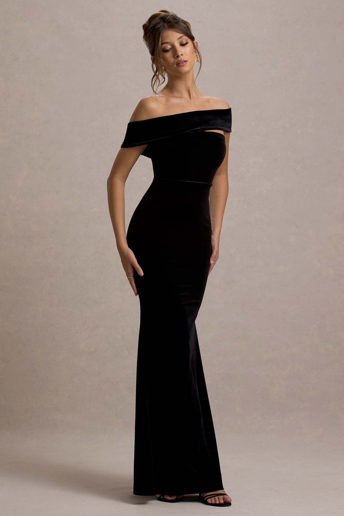 Candela | Vestido largo de Terciopelo negro con Escote Bardot Asimétrico