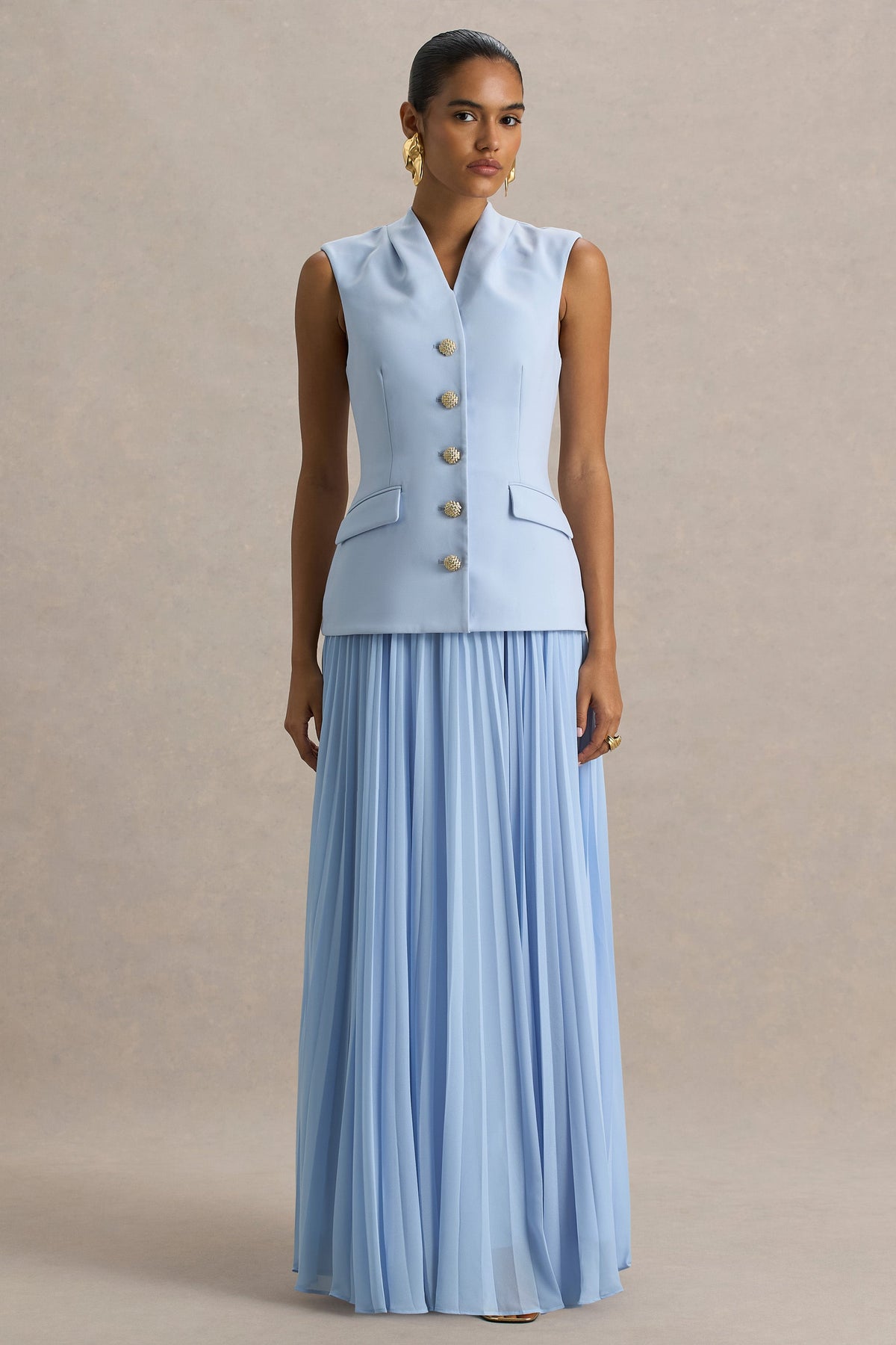 Heavenly | Vestido largo azul claro con detalle de botones dorados y falda plisada