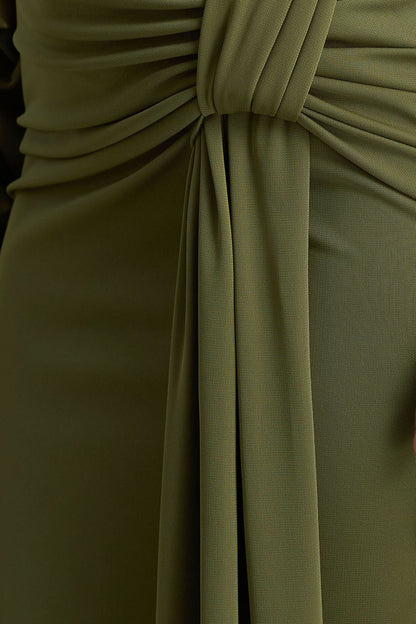 Layla | Vestido Largo Verde Oliva De Escote Asimétrico con Corte en el Cuerpo y Detalle Fruncido