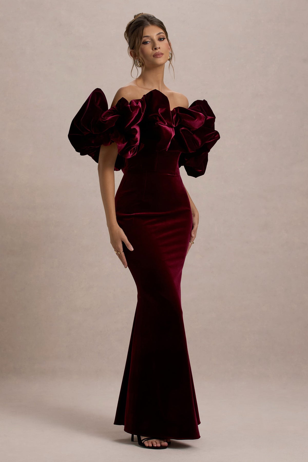 Cecily | Vestido largo de Terciopelo Rojo con Escote Bardot y Detalle de Terciopelo con volantes