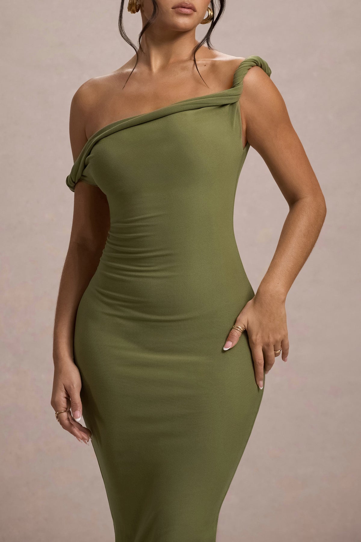 Salome | Vestido Midi verde oliva con escote asimétrico retorcido