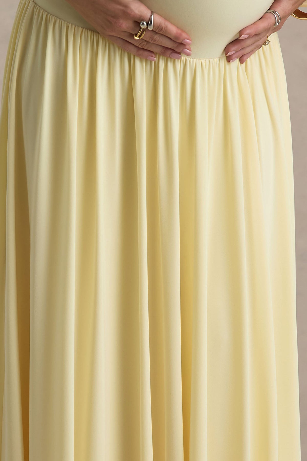 Outline | Vestido largo premamá en amarillo limón con Escote con abertura y Falda Drapeada