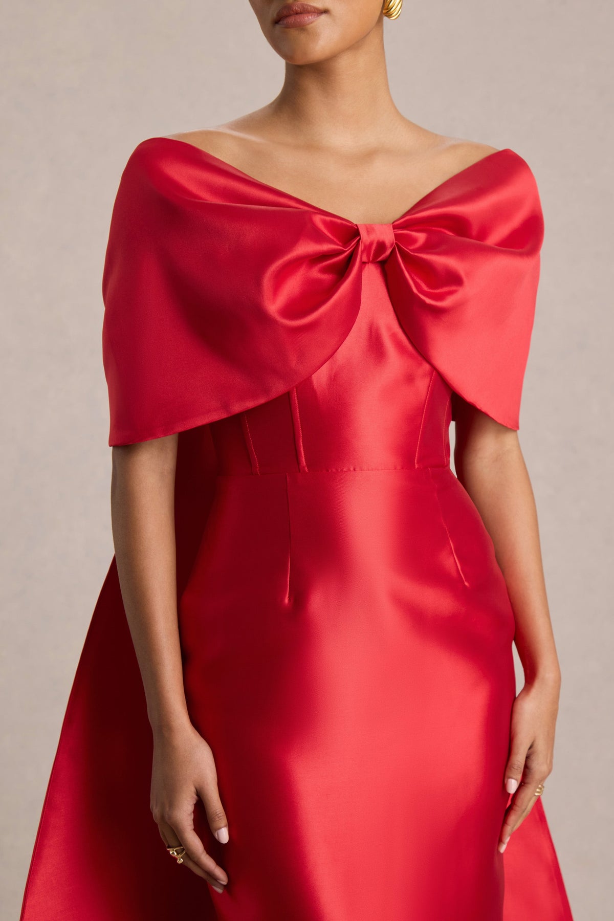 Wanting More | Vestido Largo Rojo de Satén con Capa y Lazo Grande