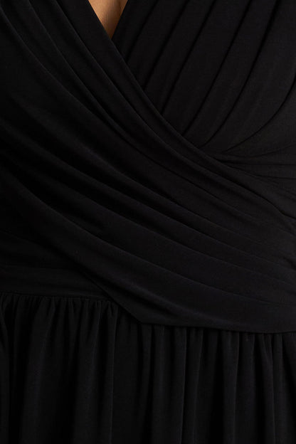 Alexis | Vestido Largo Negro de Escote Profundo con Detalles Drapeados y Fruncidos