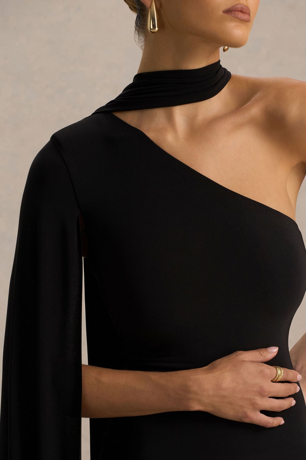 Arianne | Vestido Corto Negro con Escote Asimétrico Y Detalle De Pañuelo