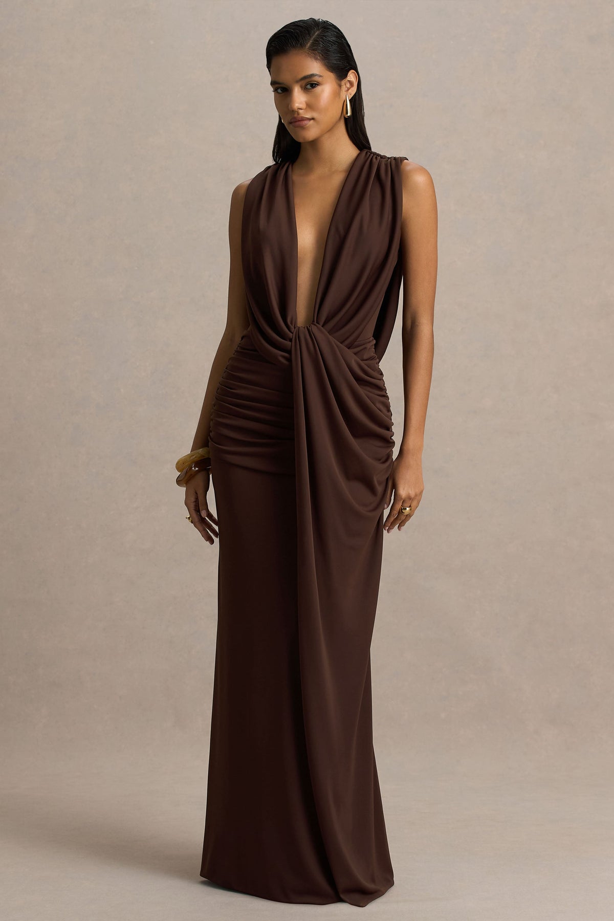 Serafina | Vestido Largo Chocolate De Escote Profundo Extremo con Detalle Wrap y Fruncidos
