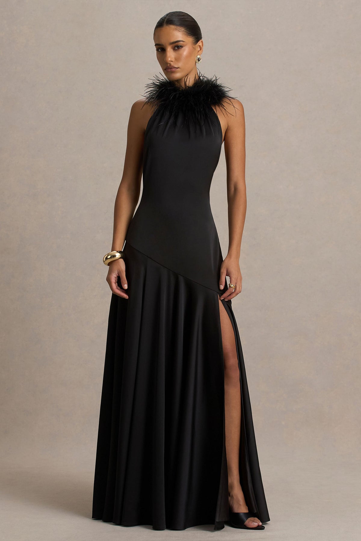 Jemima | Vestido largo de satén negro con cuello halter y detalle de plumas