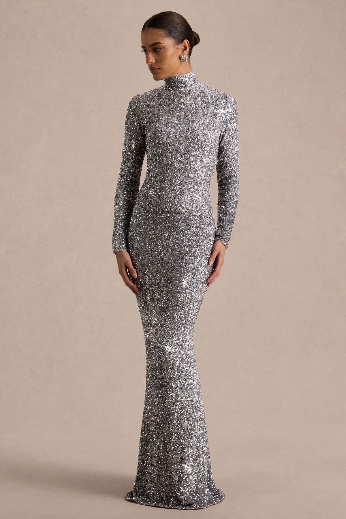 Galaxy | Vestido Largo Plateado de Lentejuelas con Cuello Cisne y Mangas Largas